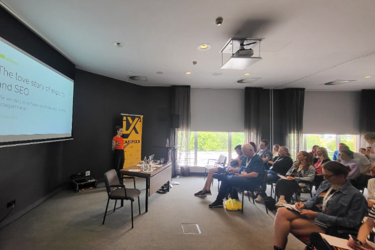 CAMPIXX Vortrag The lovestory of experts and SEO: Mit Lehrer*innen die Sichtbarkeit um 185% steigern Angelina Gärtner | Sofatutor 
