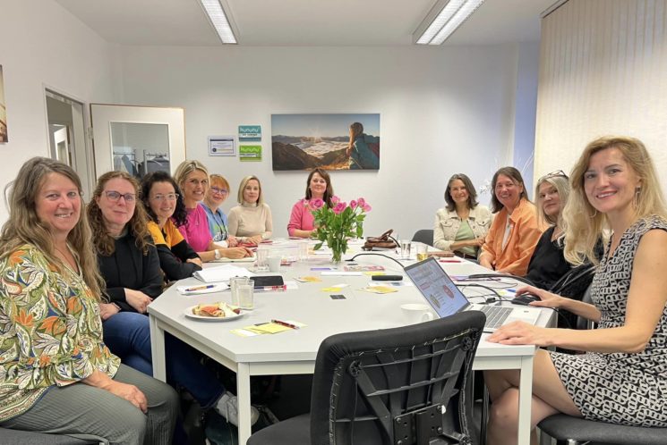 FrauenBranchenBuch Hannover und ABAKUS Internet Marketing SEO Abend, Frauen am Tisch