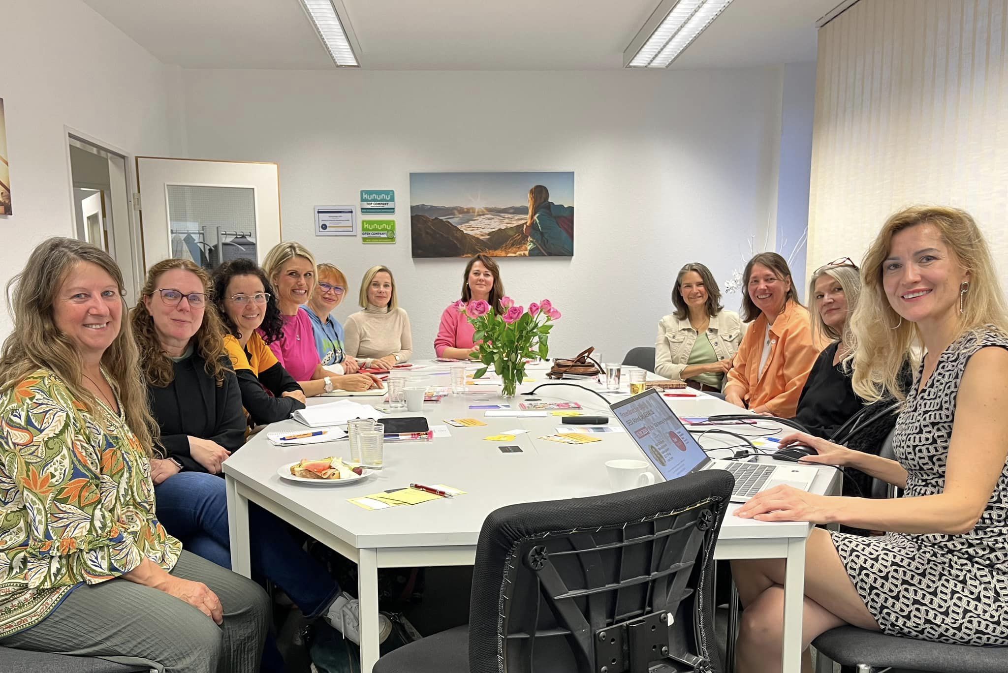 FrauenBranchenBuch Hannover und ABAKUS Internet Marketing SEO Abend, Frauen am Tisch