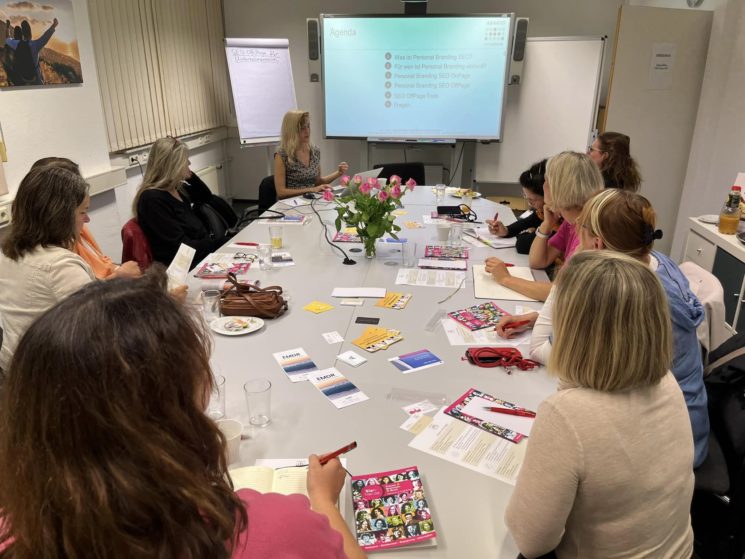 FrauenBranchenBuch Hannover und ABAKUS Internet Marketing SEO Abend, Frauen am Tisch, Vortrag mit SEO Expertin Anna Pianka