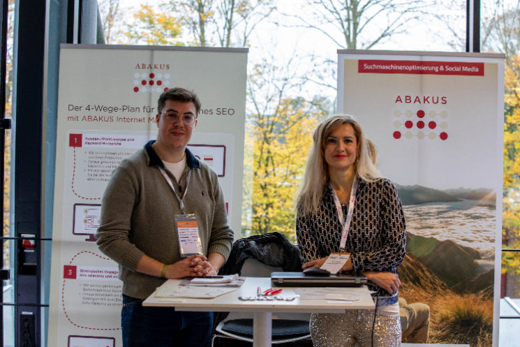 SEODAY 2024 Stand von ABAKUS mit Tim Schper und Anna Pianka