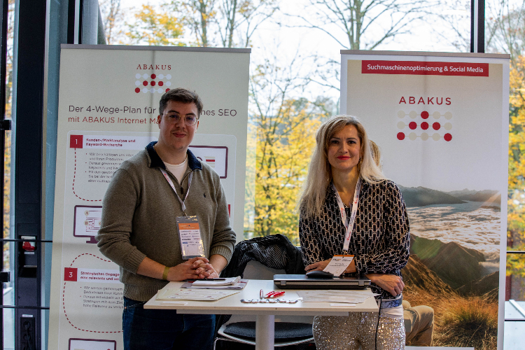 SEODAY 2024 Stand von ABAKUS mit Tim Schper und Anna Pianka