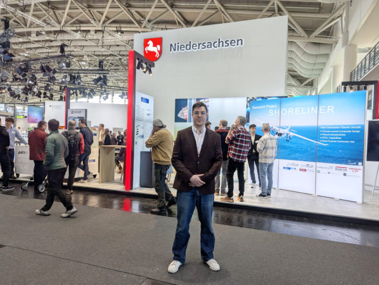 Hannover Messe 2025 Tim Scheper von der ABAKUS Internet Marketing GmbH am Niedersachsen-Stand