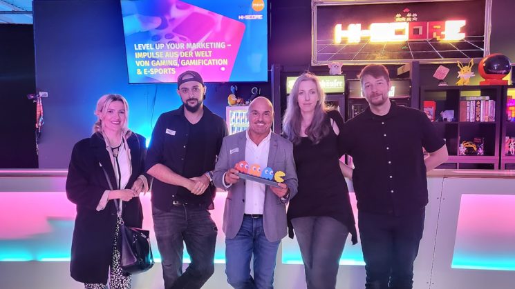 HI-SCORE Anna Pianka von ABAKUS Internet Marketing, Dennis Masternak von der hannoverimpuls GmbH. Sercan Yücebas (In-Car-Gaming-Experte, Gamification-Spezialist), Regine und Marko Silbermann, das Gründungsteam hinter HI-SCORE