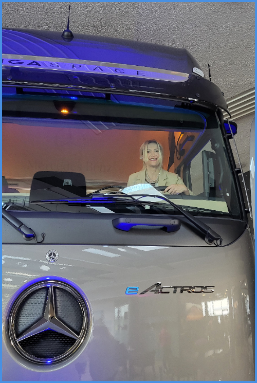 Truck E-Actros Anna Pianka am Steuer