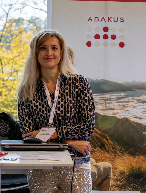 SEODAY 2024 Stand von ABAKUS mit Anna Pianka